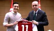 Une photo de Mesut Özil prise avec le président turc a déclenché une vive polémique.