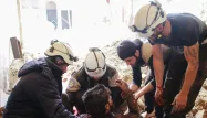 Les Casques blancs sont devenus célèbres pour leurs opérations de secours en Syrie, où le conflit a fait plus de 350.000 morts  depuis 2011.