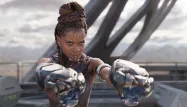 Dans le film "Black Panther", Shuri combat aux côtés de son frère et équipe le costume du héros de gadgets technologiques.