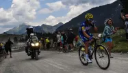 Julian Alaphilippe est passé seul en tête dans le plateau des Glières.