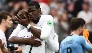 Paul Pogba félicite Antoine Griezmann après Uruguay-France, vendredi.