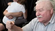 "Je viens ici en paix. Je ne veux pas utiliser mon arme", a lancé aux médias l'ancien président polonais élu en 1990.