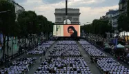 Le film "Les Visiteurs" a été projeté sur les Champs-Elysées dimanche soir.