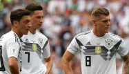 Mesut Özil (à gauche), aux côtés de Julian Draxler (milieu) et Toni Kroos (à droite).