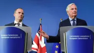 Le ministre britannique en charge du Brexit, Dominic Raab (à gauche), et le négociateur en chef de l'UE Michel Barnier (à droite) ont donné une conférence de presse commune, mardi, à Bruxelles.