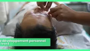 L'acupuncture consiste à stimuler notamment avec des aiguilles des points précis de l'épiderme pour rééquilibrer le corps.