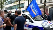 Ce rassemblement était organisé devant le commissariat du 1er arrondissement, dans lequel travaillait le policier mis en examen.