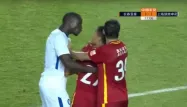 Une vive altercation a opposé Demba Ba, très en colère, au milieu de terrain chinois du Changchun Yatai Zhang Li, samedi soir lors d'un match de Championnat.