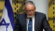 Cette sanction a été prise en réaction à "la poursuite du terrorisme à l'aide de ballons incendiaires et des affrontements à la frontière" entre Israël et Gaza, a annoncé Avigdor Lieberman.