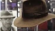 Le Fedora porté par Indiana Jones dans Les Aventuriers de l'Arche perdue a été adjugé 393.600 livres (443.000 euros).