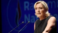 Marine Le Pen agiterait-elle le drapeau de la tentative de ruine de son parti pour mieux cacher la défaite judiciaire qui se profile dans l'affaire des emplois présumés fictifs ? (image d'illustration).