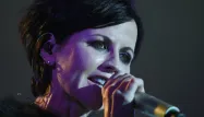 Cheveux noirs coupés courts, silhouette fluette, l'artiste irlandaise de 46 ans était la voix hors norme des Cranberries.