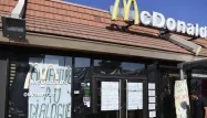 Vendredi, des élus marseillais dont le maire (LR), Jean-Claude Gaudin, ont mis en garde la direction de McDonald's.