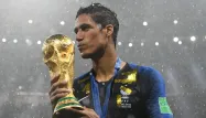 Varane avec la Coupe du monde, le 15 juillet dernier.