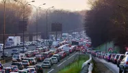 L'accord trouvé propose une baisse de 35% des émissions moyennes des voitures neuves en 2030 et de 30% pour les camionnettes, par rapport à 2021.
