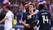 Antoine Griezmann est félicité par Olivier Giroud et Blaise Matuidi, après son deuxième but de la soirée.