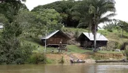 350 pirogues navigueraient quotidiennement sur le fleuve pour le transport de passagers côté guyanais. Image d'illustration.