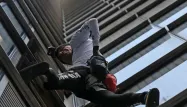 VIDÉO - Le spiderman français grimpe au sommet d'une tour de la City