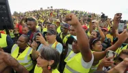 La Réunion est complètement bloquée depuis plusieurs jours par des manifestants portant le désormais fameux gilet jaune.