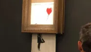 Une oeuvre de Banksy s'est auto-détruite après avoir été vendue aux enchères vendredi soir.