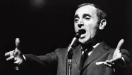 Charles Aznavour sur scène à l'Olympia en 1963.