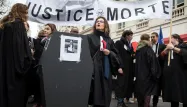 Des centaines d'avocats se sont rassemblés devant l'Assemblée nationale.