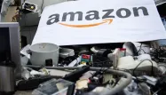 Les activistes ont déposé une quinzaine de mètres cubes de déchets électriques et électroniques devant l'entrée de la succursale française d'Amazon.