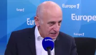 ÉDITO - "Gilets jaunes" : "Le gouvernement s'est coincé doublement", estime Jean-Michel Aphatie