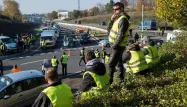 Une partie des gilets jaunes veut désormais se tourner vers Paris, samedi 24 novembre.