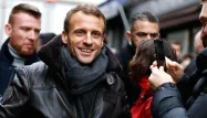 Emmanuel Macron est apparu tout sourire dans les rues d'Honfleur, en Normandie.