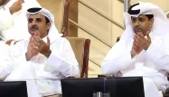 Le propriétaire du Paris Saint-Germain, le cheikh al-Thani avec le président du club, Nasser al-Khelaïfi.