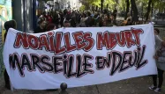 Au moins 8.000 Marseillais, selon la police, ont défilé samedi en hommage aux victimes de l'effondrement de deux immeubles, exprimant leur "colère noire".