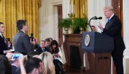 Donald Trump et un journaliste de CNN (à gauche, debout) ont un échange musclé en pleine conférence de presse.