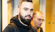 Dans l'attente de ce procès, Eric Drouet a été placé sous contrôle judiciaire avec interdiction de porter une arme.