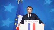 Emmanuel Macron a lancé vendredi un avertissement aux "gilets jaunes".