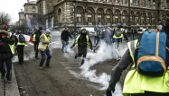 La situation s'est soudainement tendue en fin d'après-midi lorsqu'une centaine de "gilets jaunes" ont convergé vers les Champs-Élysées.