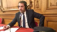 "Je préférerais que les forces de l’ordre fassent leur vrai métier plutôt que de sécuriser des ronds-points", lance Christophe Castaner aux "gilets jaunes"