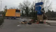 Un "gilet jaune" été percuté par un poids-lourd à un rond-point près d'une sortie d'autoroute à Avignon.
