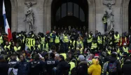 Les "gilets jaunes" se sont rassemblés place de l'Opéra, samedi matin à Paris.