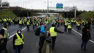 Par ces annonces, le gouvernement tente de sortir de la crise des "gilets jaunes".