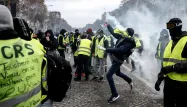 Près de 2.000 manifestants ont été interpellés, samedi, dans toute la France, lors de "l'acte 4" des "gilets jaunes".