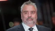 Luc Besson a été confronté mardi à la jeune femme qui l'accuse de viols.