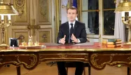 Emmanuel Macron s'est exprimé depuis son bureau de l'Élysée dans un discours enregistré, lundi soir.