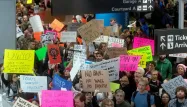 L'application du décret anti-immigrés a entraîné d'importantes manifestations dans les aéroports américains.