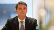 Manuel Valls impose sa "stature présidentielle" à ses rivaux de la primaire organisée par le Parti socialiste.