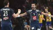 Nedim Remili (à droite) et l'équipe de France poursuivent leur chemin au Mondial de hand.