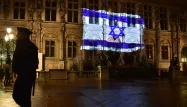Le drapeau blanc à bandes bleues et à l'étoile de David a été projeté de 19h30 à 23 heures, mardi.