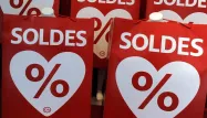 Les articles d'habillement représentent 74,3 % des produits achetés pendant les soldes.
