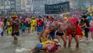 500 nageurs dans la mer du Nord pour le "bain des givrés"