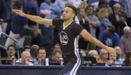 Contre Oklahoma City samedi, Stephen Curry a égalé le record du nombre de trois points dans un match, avec 12 réalisations.